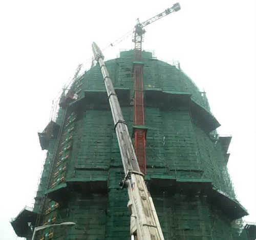 成安吊车在工地上作业